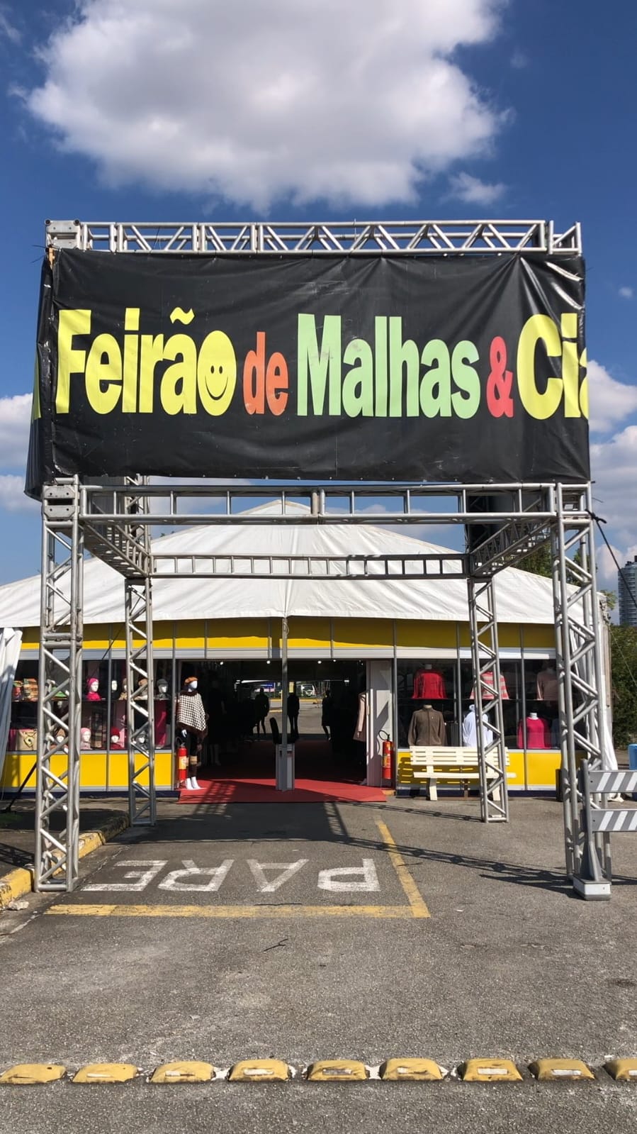 Outlet de Malhas movimenta o Carrefour Vergueiro com moda outono-inverno