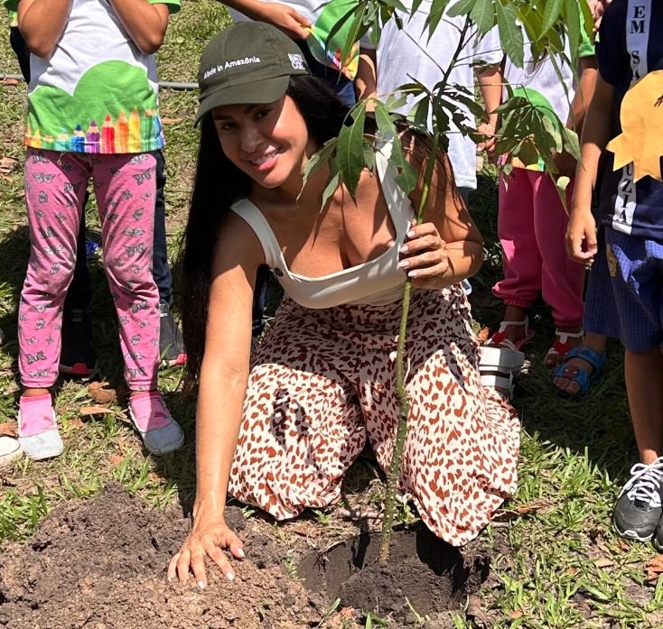 Isabelle Nogueira planta mais de 750 árvores nativas em área de desmatamento na Amazônia